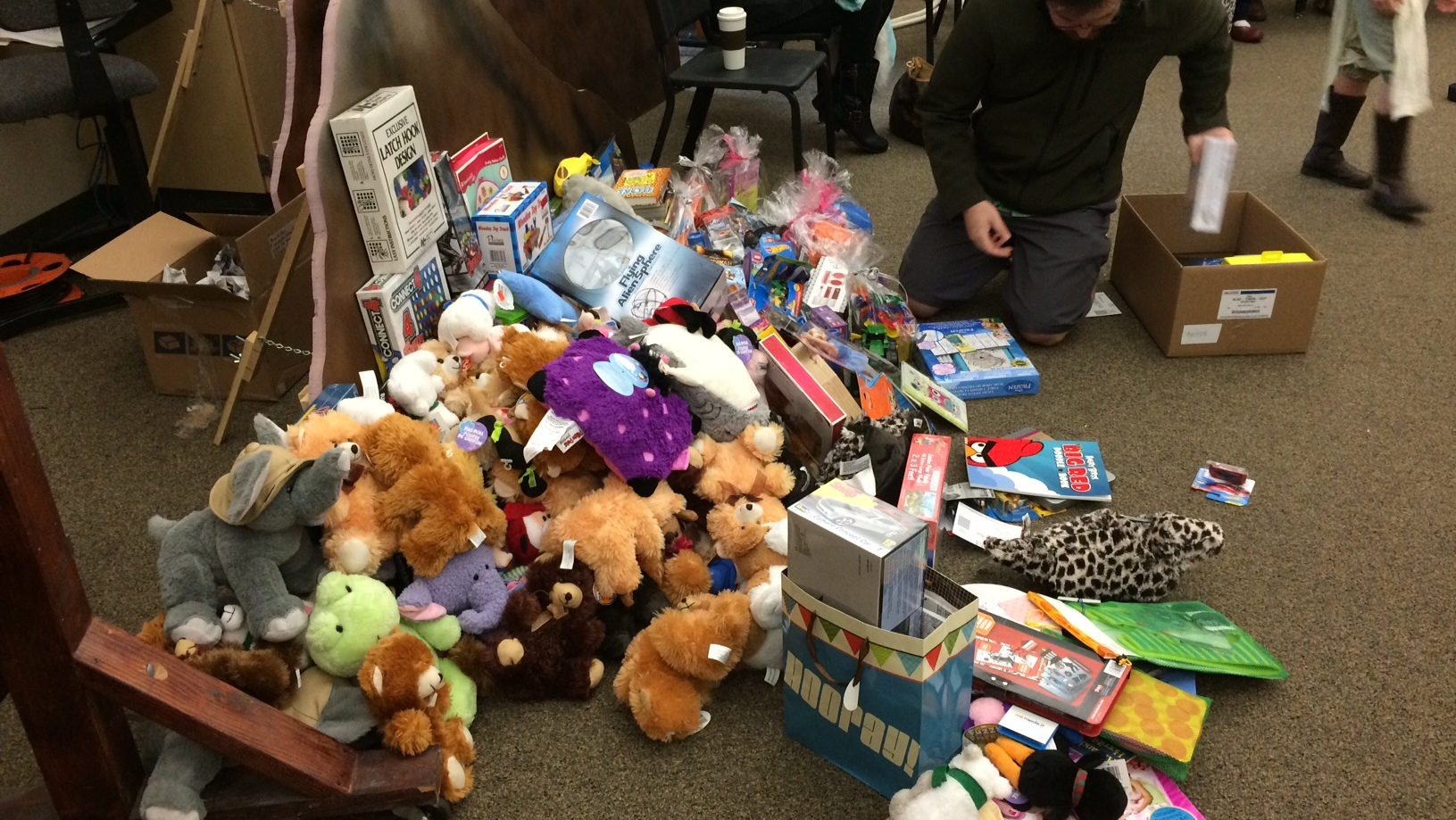 kgw.com | Hillsboro girl donates gifts to children's hospital1631 x 919