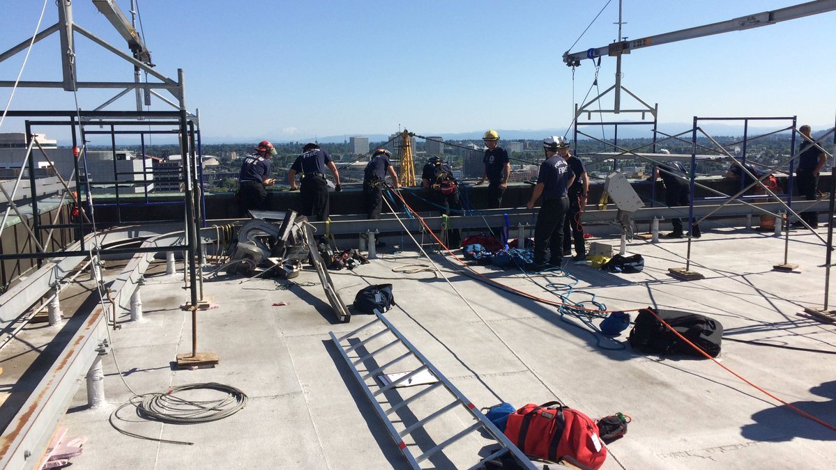 Workers trapped 15 stories high on scaffold in downtown Portland
