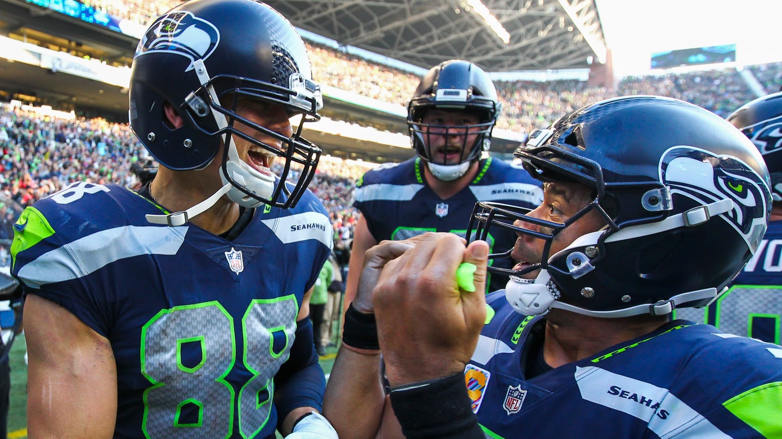 Russell Wilson throws 2 touchdowns to Jimmy Graham, Seahawks down