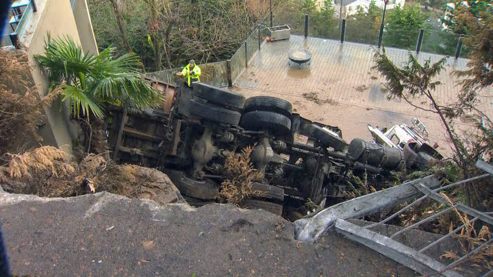 Watch Cranes Remove Truck From Pool Of Blazers Guard Evan Turner Kgw Com