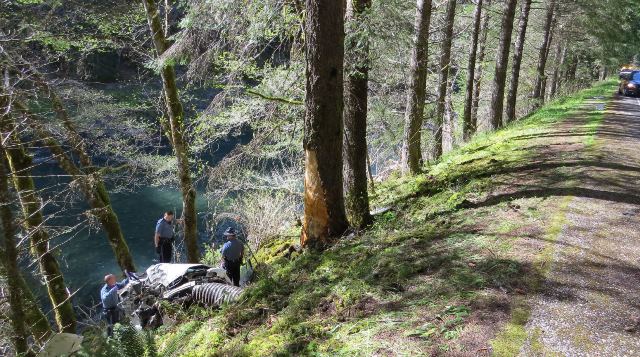 S. Oregon rafter spots double-fatal wreck on riverbank | kgw.com